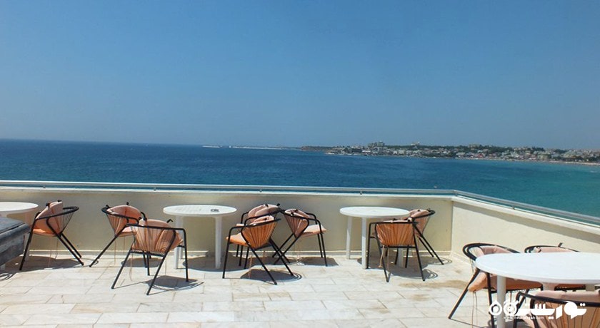 رستوران فضای باز با چشم انداز دریا